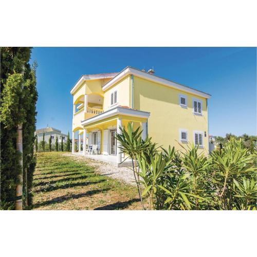 Two-Bedroom Apartment In Pakostane