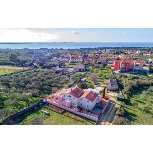 Two-Bedroom Apartment In Peroj