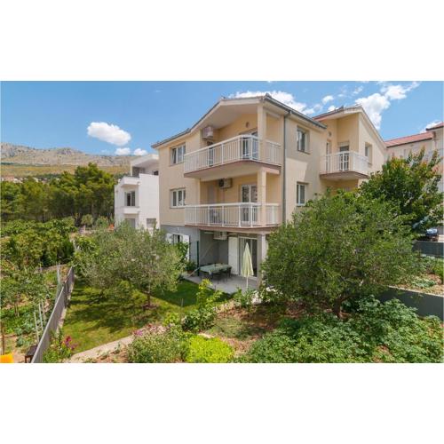 Two-Bedroom Apartment In Podstrana
