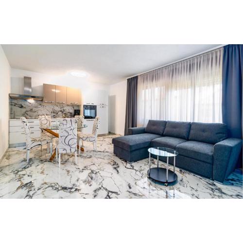 Two-Bedroom Apartment In Podstrana