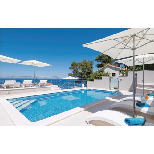 Two-Bedroom Apartment In Prigradica