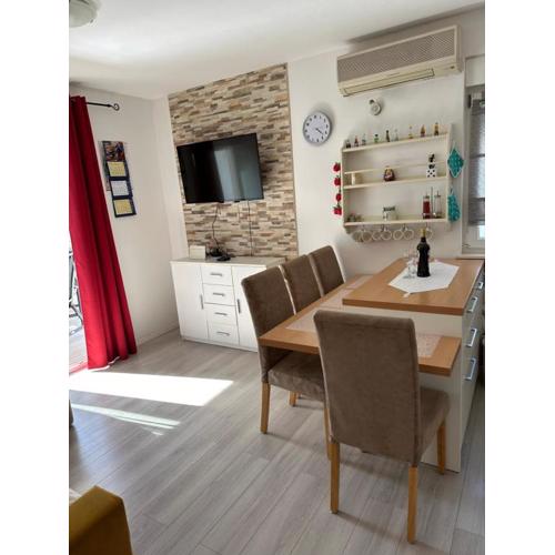 Two Bedroom Apartment with free Parking
