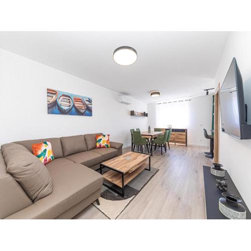 Two Bedroom Apartment with Sea View and Balcony