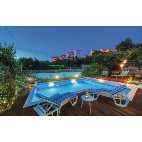 Two-Bedroom Apartment With Sea View In Okrug Gornji