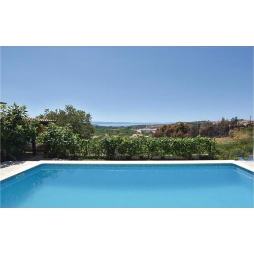 Two-Bedroom Apartment Zrnovnica With Sea View 06