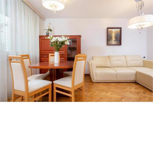 Two-Bedroom Family Apartment Esperanto next to Klif by Noclegi Renters
