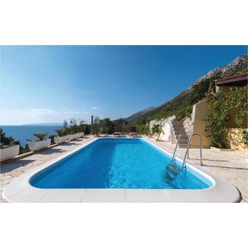 Two-Bedroom Holiday Home In Dingac