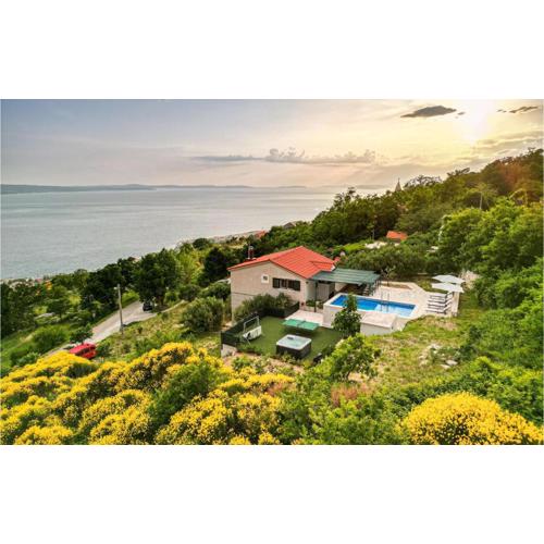 Two-Bedroom Holiday Home In Omis