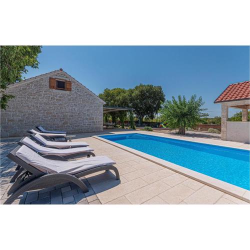 Two-Bedroom Holiday Home In Pakovo Selo