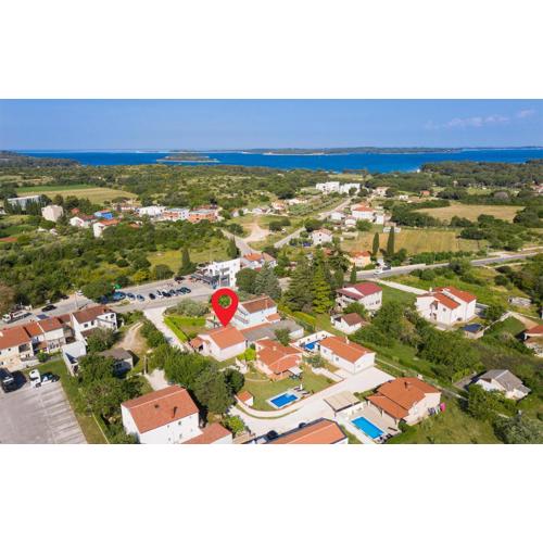 Two-Bedroom Holiday Home In Valbandon