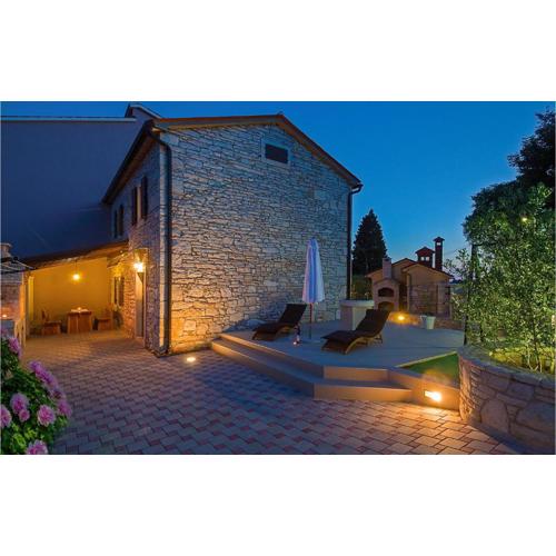 Two-Bedroom Holiday Home With A Fireplace In Barban