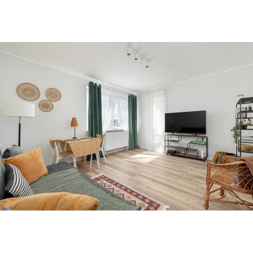 Tysiąclecia Studio Apartament z balkonem i darmowym parkingiem by Noclegi Renters