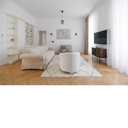 Ultra Spacious 3-Bedroom 3-Bath Steps from Vienna's Historic Heart