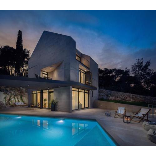Unique 4-Bedroom Villa SemperVivum with pool in Sutivan