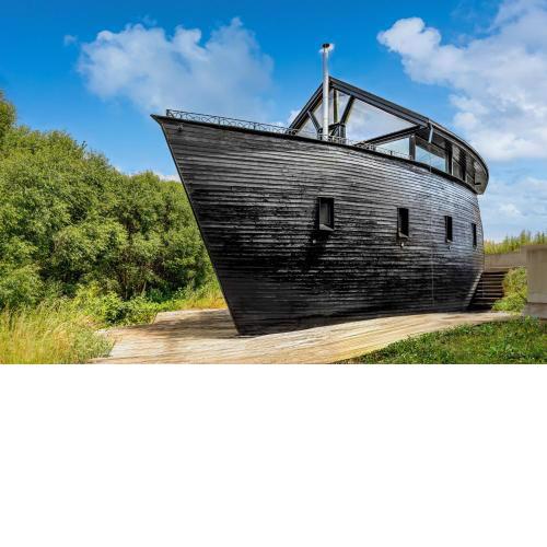 Unique Boat Shaped House at Lakefront #instaWORTH