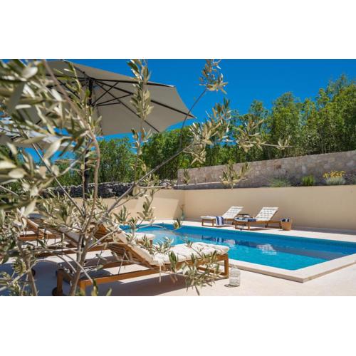 Unique Villa Pietra with heated private pool
