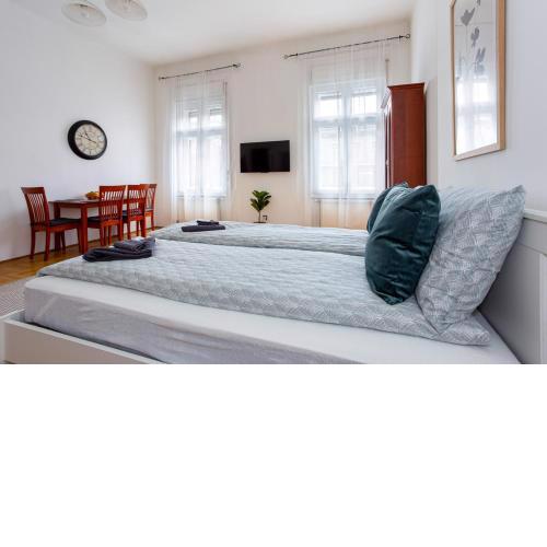 Urania Apartments