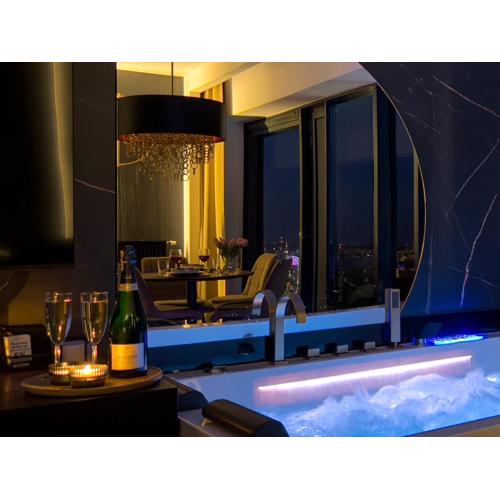URBAN APARTMENTS Golden Royal, JACUZZI by the window, Chilled Prosecco, PS5, Free Garage, No Deposit