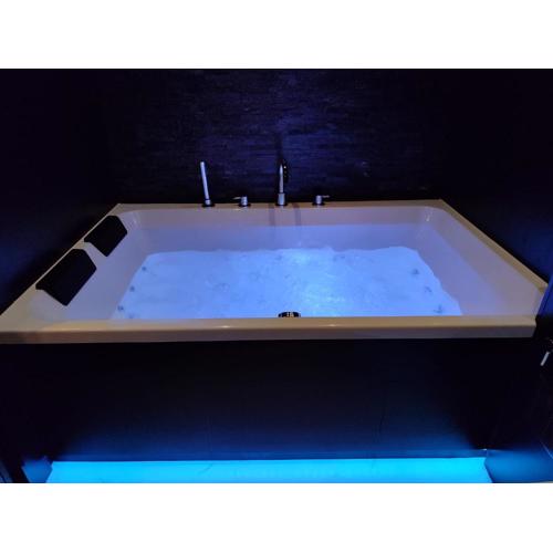 Urban Elite Private 2 person JACUZZI Hanza Tower