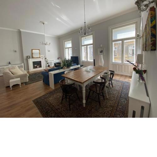 Urban Haven - 3 Beds, 3 Baths, Free Parking, Near Central Market