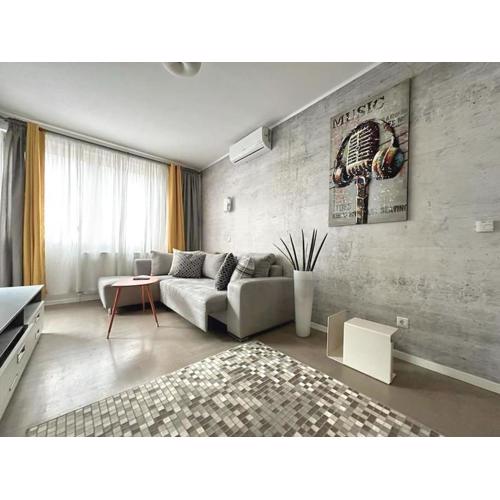 Urban Oasis: Stylish Retreat