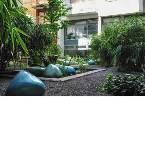 Urban Oasis with free parking