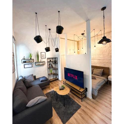 Urban Studio with Private Garden near ANDRASSY