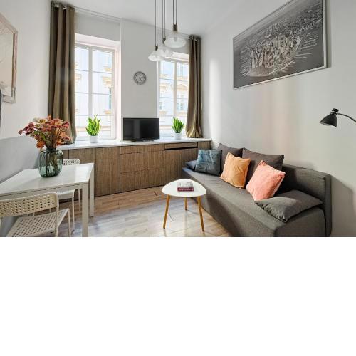 Urbannestgroup - Old Town -Ś9