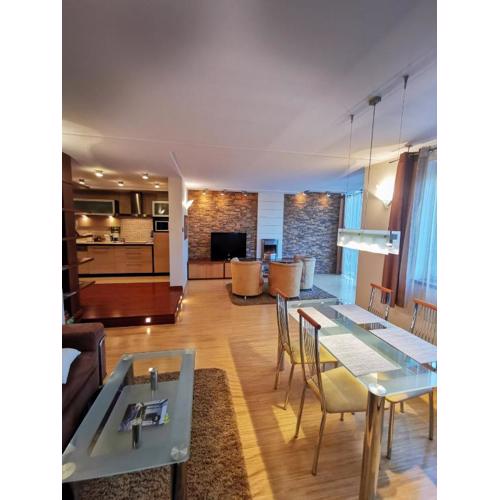 Uroczy apartament przy deptaku z parkingiem.