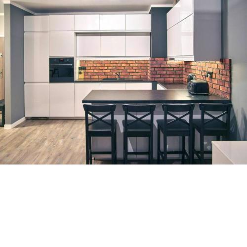 Uroczy Apartament z Garażem