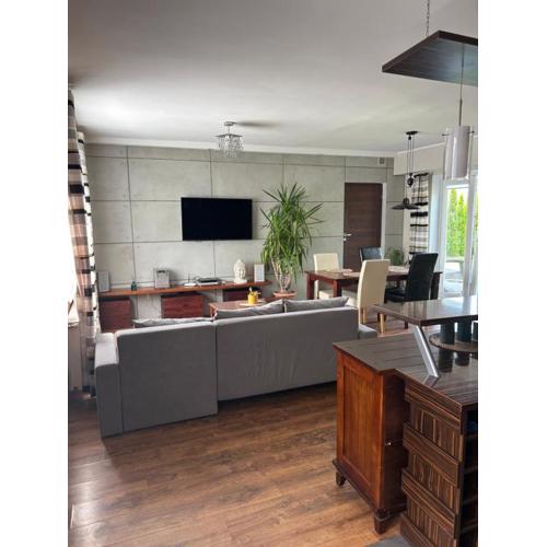 Uroczy apartament z ogrodem