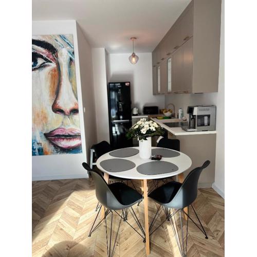 Uroczy apartament z ogrodem