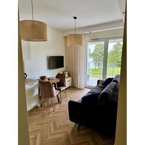 Urokliwy Apartament z dużym tarasem i widokiem na Jezioro Białe
