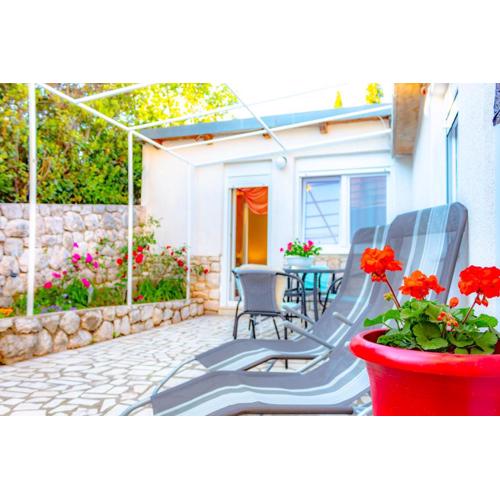 Vacation Home Grill & Chill with 350m2 garden with BBQ