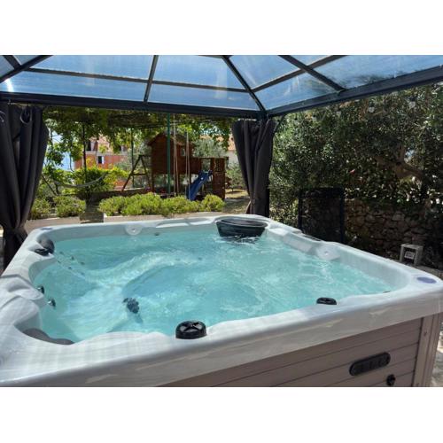 Vacation House Marin with Jacuzzi - Bol, Brač