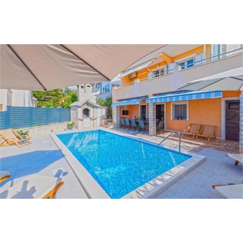 Vacation house with heated swimming pool 70 meters from the beach-Bobanac