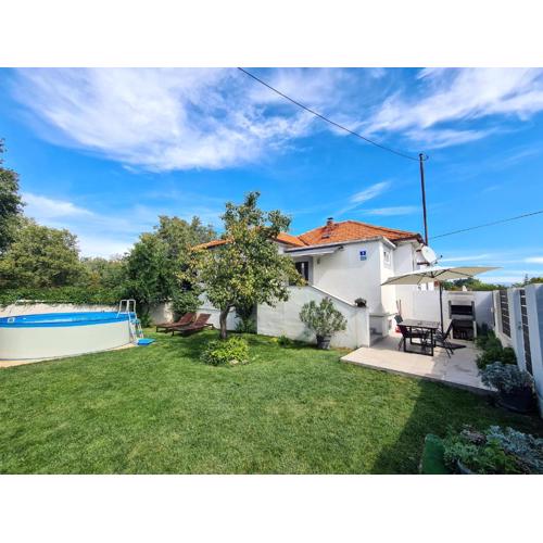 Vacation house with private pool and yard