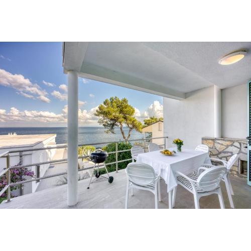 Valdarke Seaside Apartment - Happy Rentals