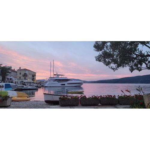Valun Seaside Apartments