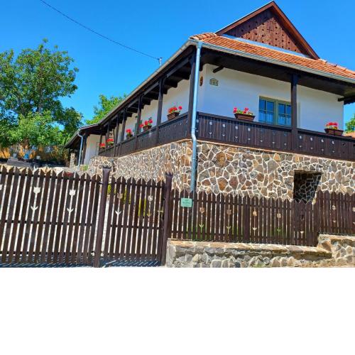 Várlak Hollőkőn Vendégház