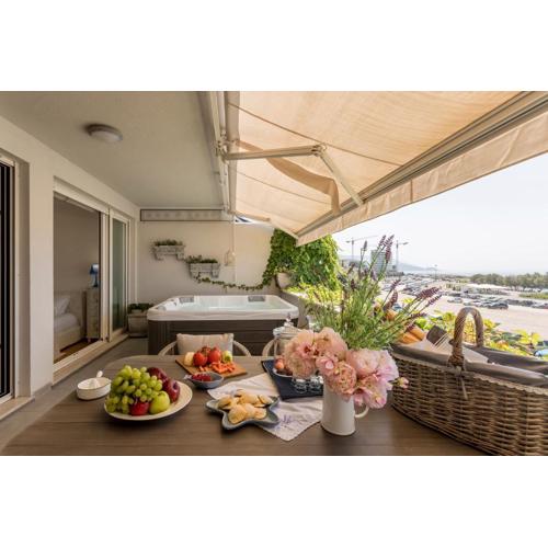 VELEBIS SUPERIOR APARTMENT - luxurious one-room apartment with jacuzzi - prestigious location by the sea in the new city center of Žnjan - panoramic view of the sea and islands - free garage parking - BURALUX properties