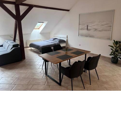 Velký podkrovní mezonet 100m2
