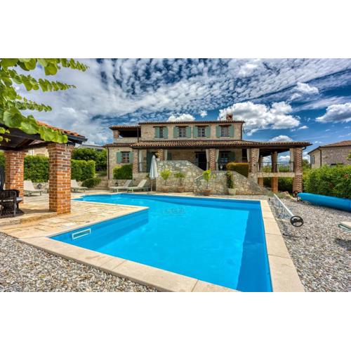 Vila Amyra With Pool - Happy Rentals