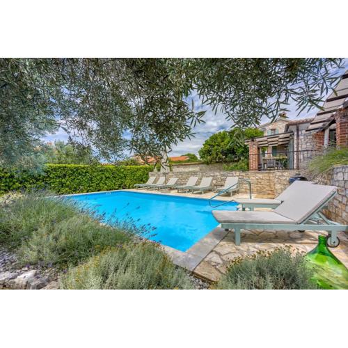 Vila Aryana With Pool - Happy Rentals