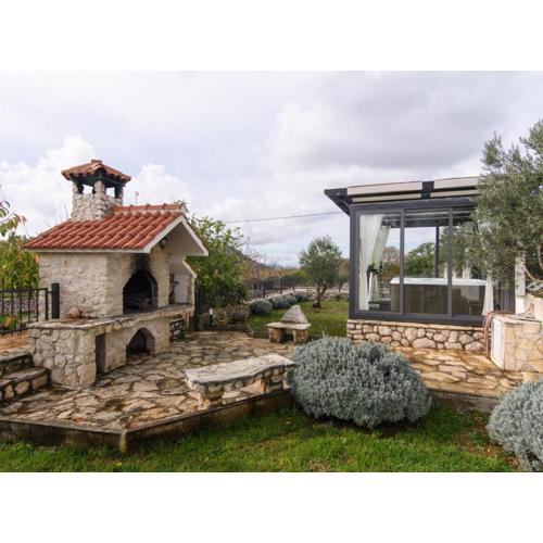 Vila Nira Radonić