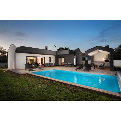 Vila Nora with heated pool