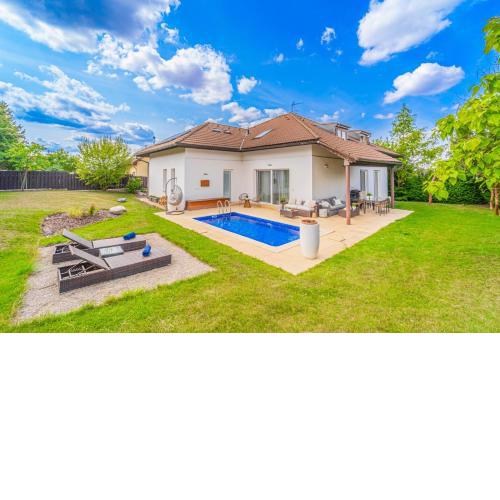 Vila Sara s bazénem a infrasaunou na kraji Prahy