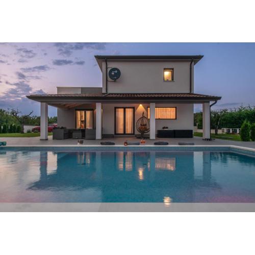 Villa Aaron