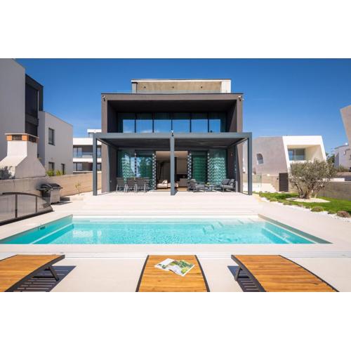 Villa Acacia with heated pool