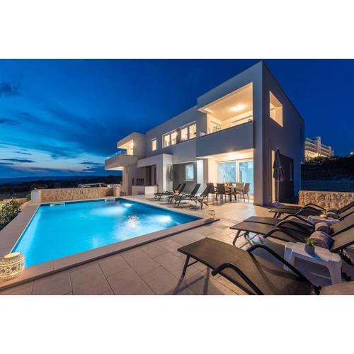 Villa Adria 1, luxury apartment with a pool
